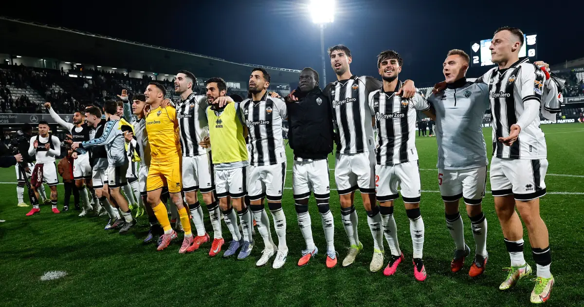 La rosa del CD Castellón schierata in campo: la squadra di calcio gestita dallo scommettitore Bob Voulgaris che punta alla Liga usando i Big Data.