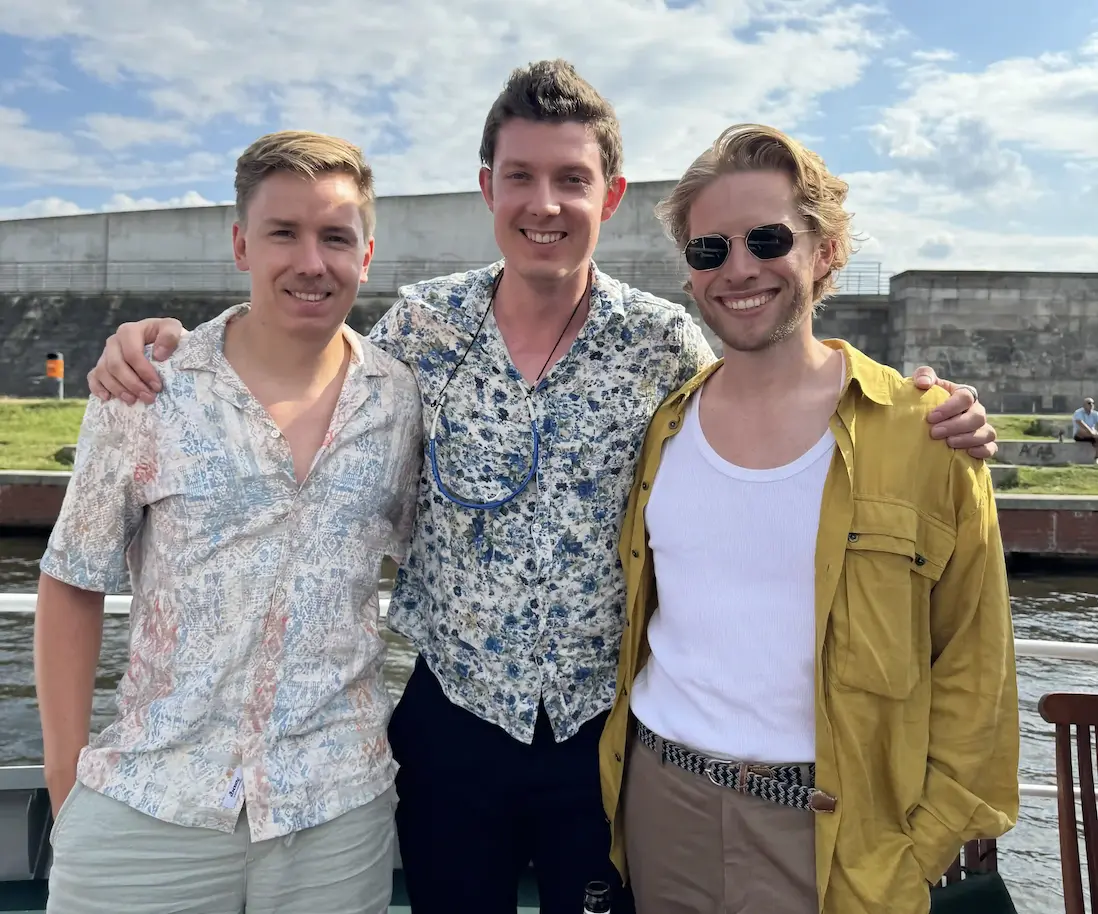 Jonas Gjelstad, scommettitore professionista e fondatore, posa insieme al team di sviluppo di Trademate Sports